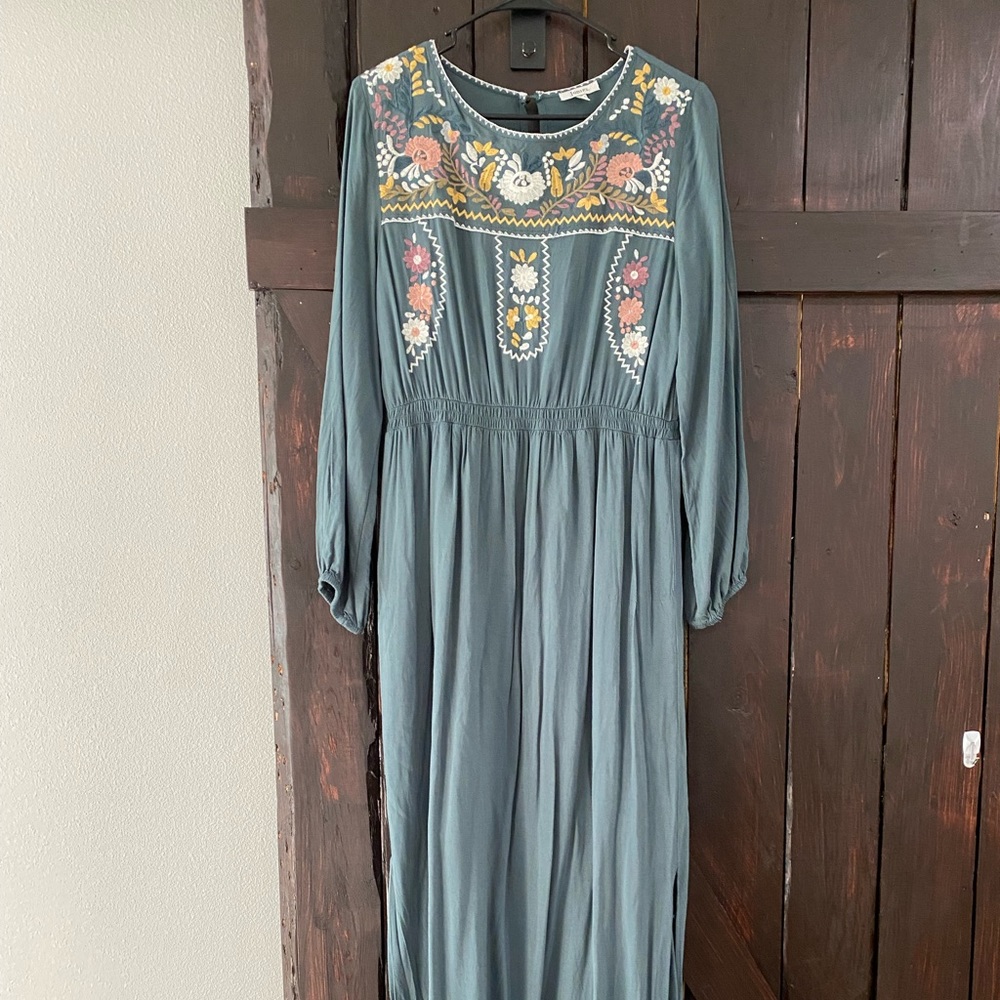 JODIFL, size medium, turquoise maxi dress. Top has floral embroidery